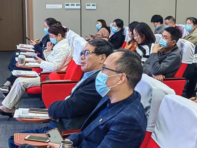 开云体育 开云官网摩方律所高飞律师送法进常州市代理记账行业协会(图4)