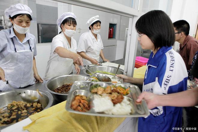 开云体育 开云平台深圳一学校被曝配餐区脏乱不堪给学生吃冻品学校和教育局回应(图1)