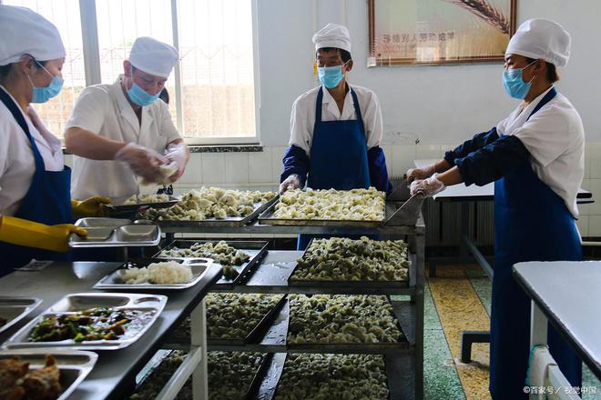 开云体育 开云平台深圳一学校被曝配餐区脏乱不堪给学生吃冻品学校和教育局回应(图5)