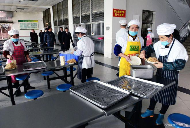 开云体育 开云平台深圳一学校被曝配餐区脏乱不堪给学生吃冻品学校和教育局回应(图4)